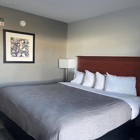 Quality Inn Fayetteville Near Fort Bragg Екстериор снимка