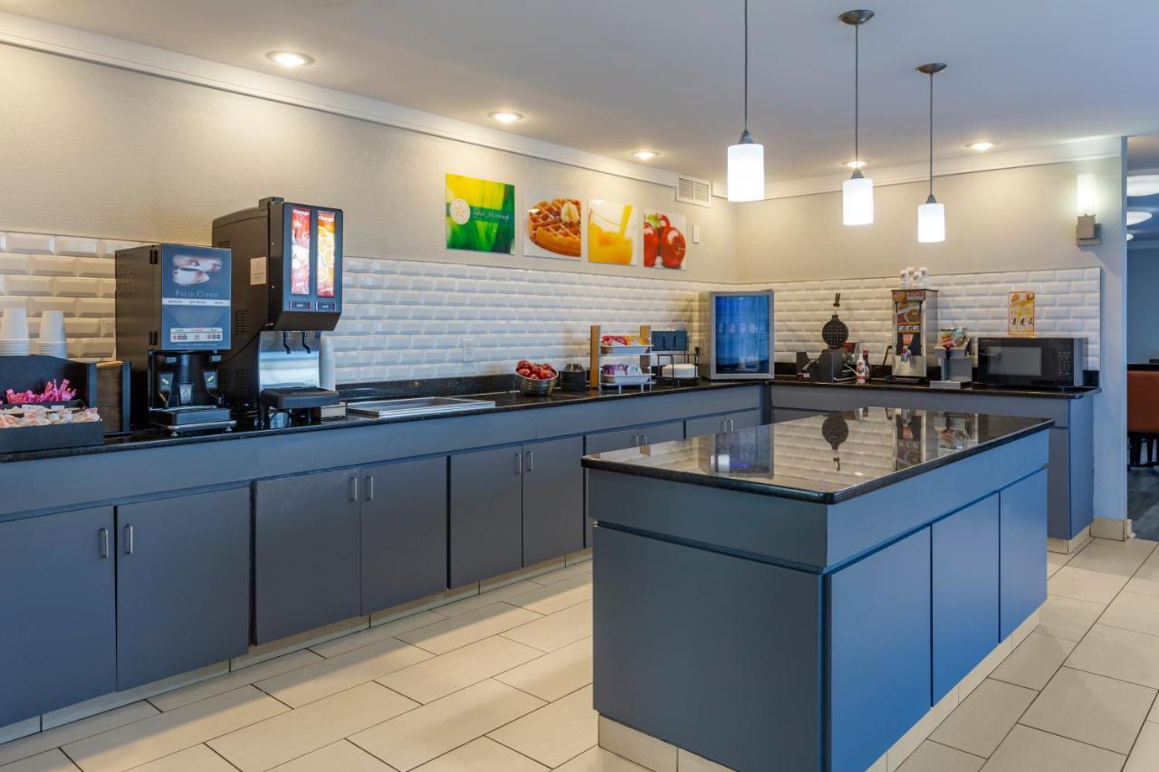Quality Inn Fayetteville Near Fort Bragg Екстериор снимка