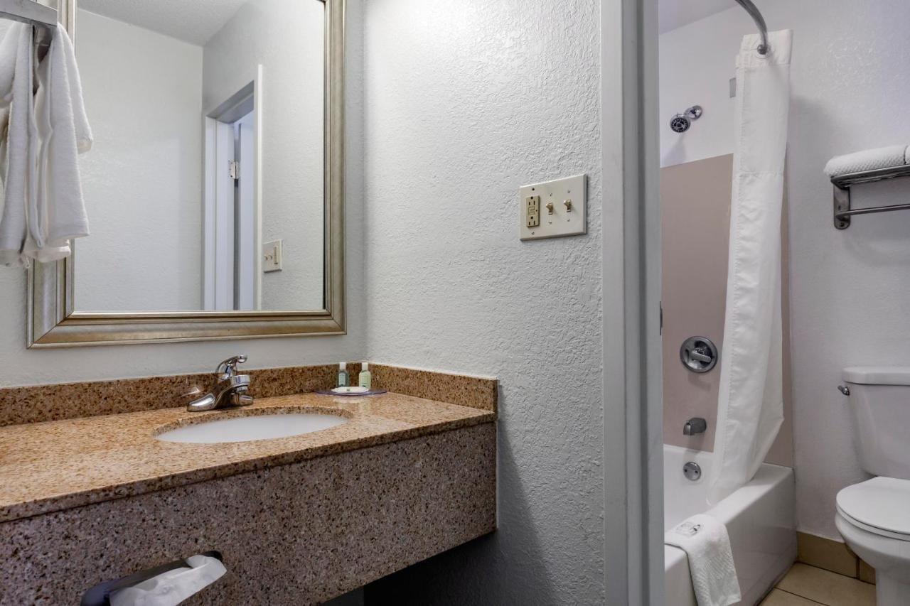 Quality Inn Fayetteville Near Fort Bragg Екстериор снимка